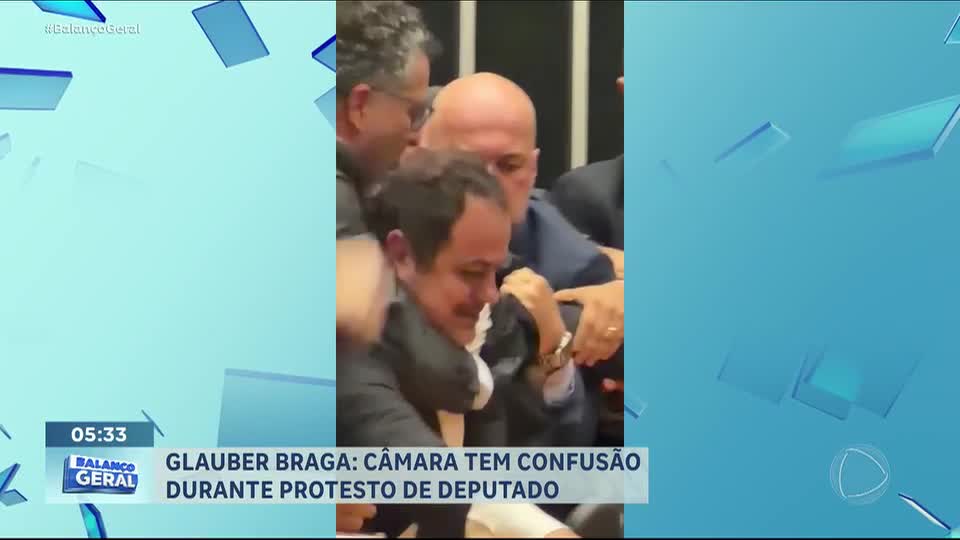 Câmara tem confusão e agressão a jornalistas durante protesto do deputado Glauber Braga