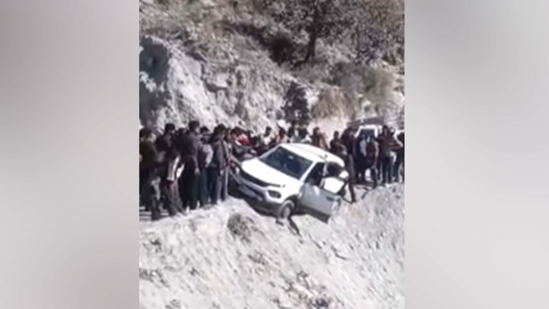 Carro fica à beira do abismo e é salvo por grupo de moradores na Índia; veja o vídeo