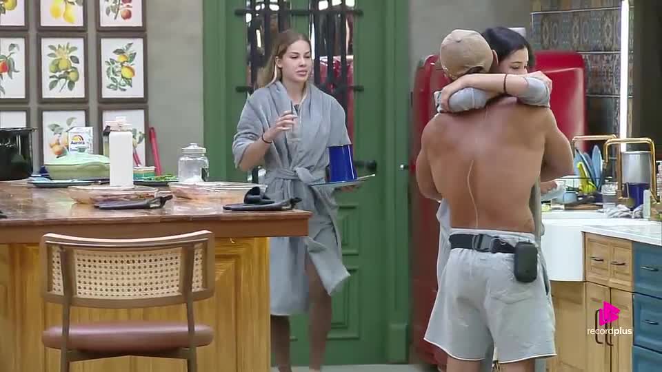 Saory encontra buquê que Mesquita confeccionou para Duda | A Fazenda 17