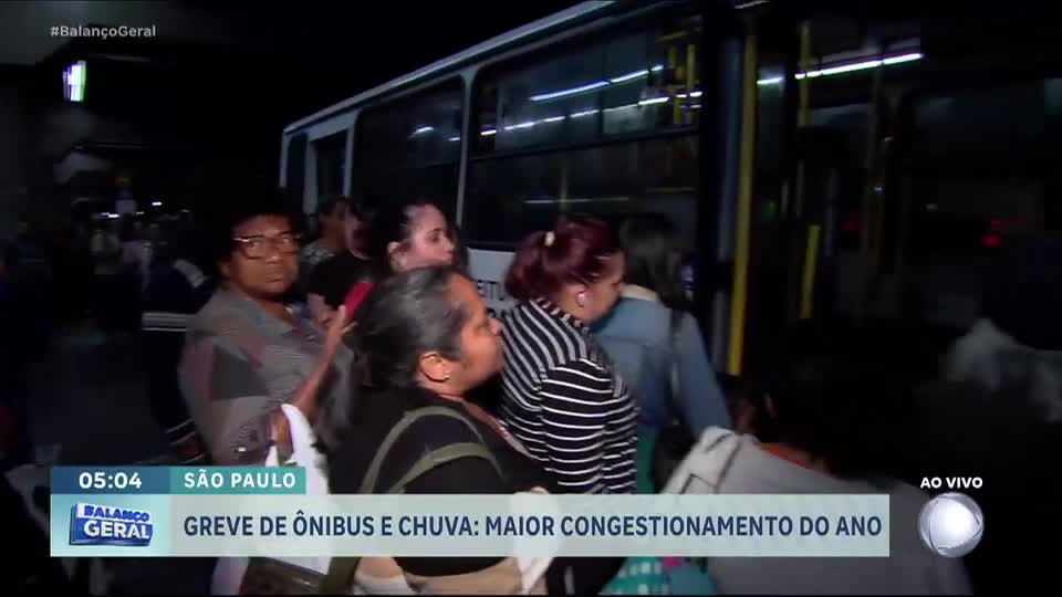 São Paulo tem maior congestionamento do ano com greve de ônibus e chuva
