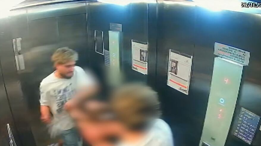 Síndica diz que policiais salvaram a vida da mulher espancada por americano em elevador