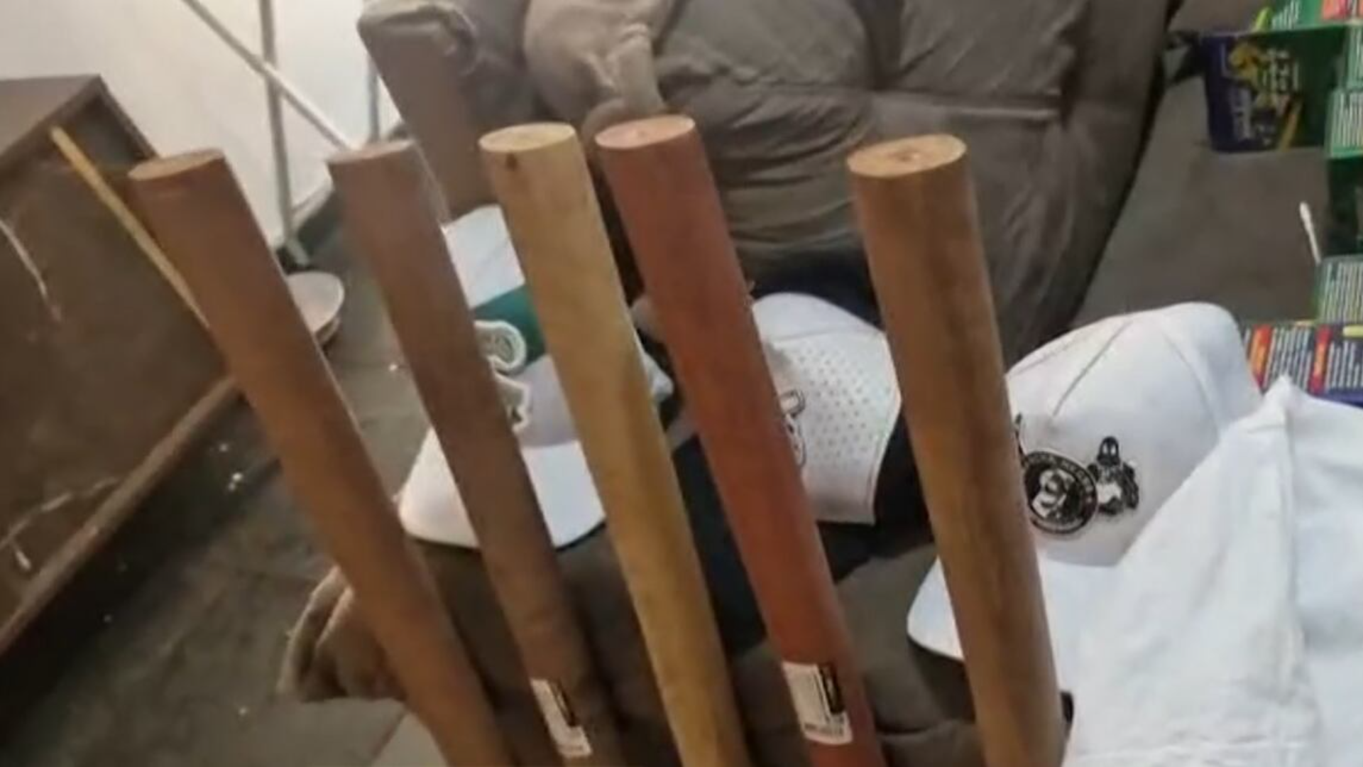 Polícia apreende bastões e morteiros em casa de torcedor e impede guerra de organizadas no Rio