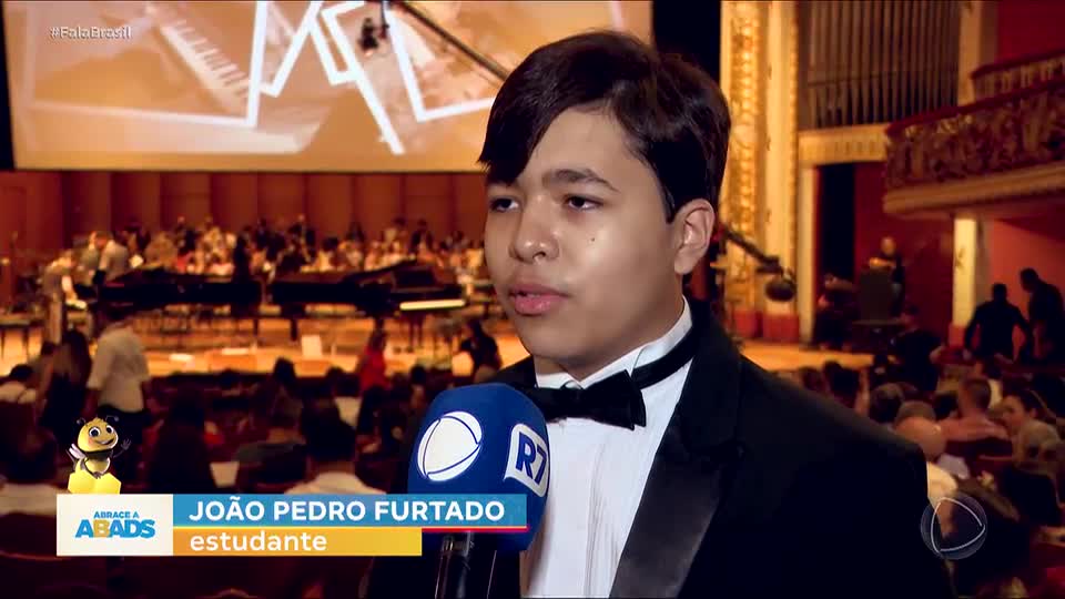 Conheça a história do jovem pianista que superou as barreiras do autismo com apoio da ABADS