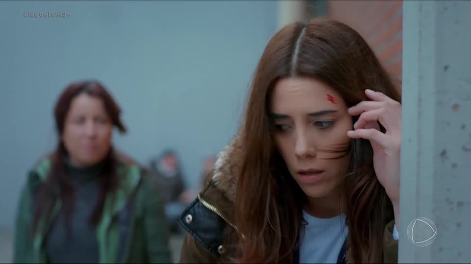 Zeynep sofre na prisão nas mãos de outras detentas | Mãe