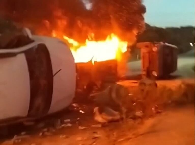 Policiais são recebidos a tiros e enfrentam barricadas em chamas em ação no Complexo do Salgueiro