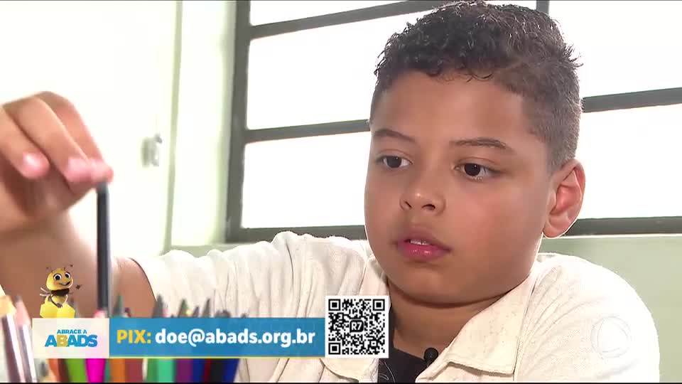 Bryan supera desafios com ajuda da ABADS e realiza sonho ao conhecer Reinaldo Gottino