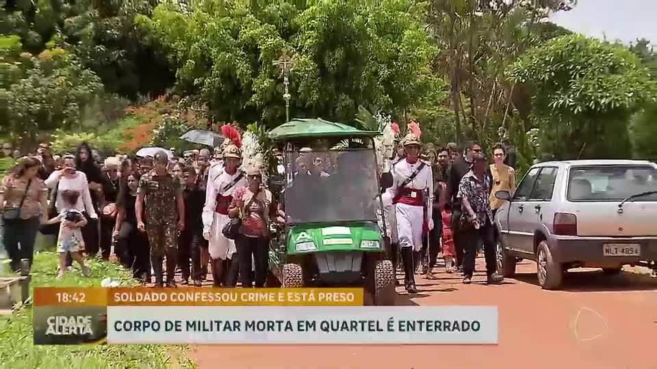 Corpo de cabo do Exército morta a facadas em quartel é sepultado em Brasília