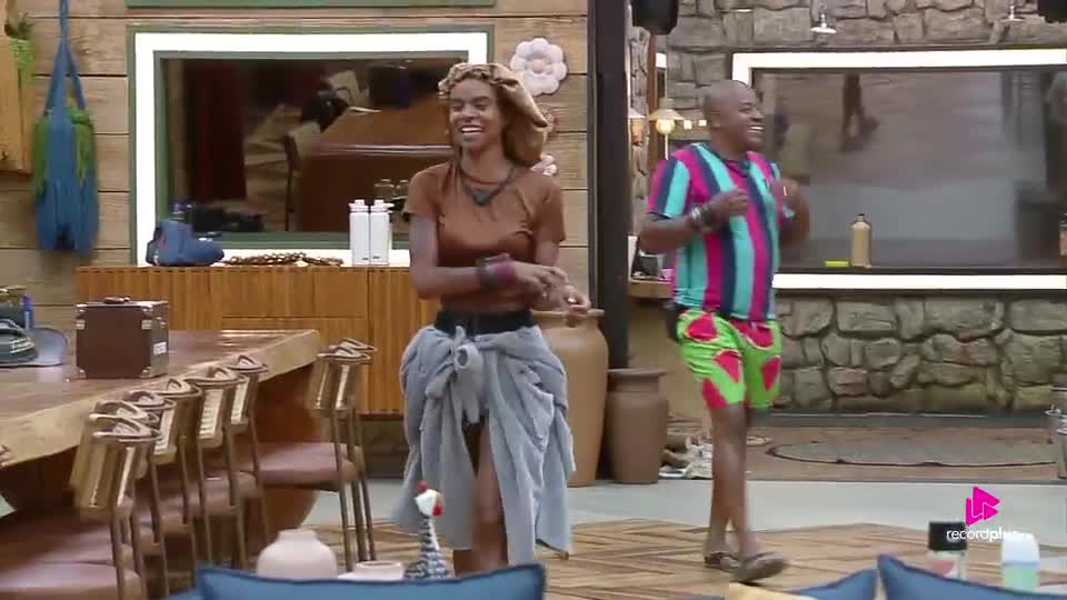 Acabou o banho de balde: Kathy e Toninho comemoram fim da última Baia | A Fazenda 17