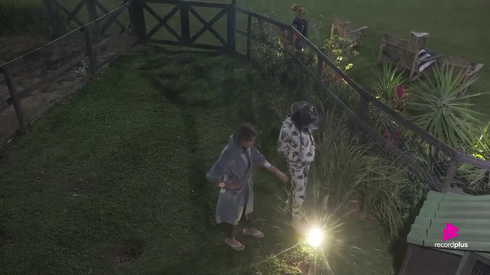 Saory e Dudu se assustam com sapo nos arredores da Sede | A Fazenda 17