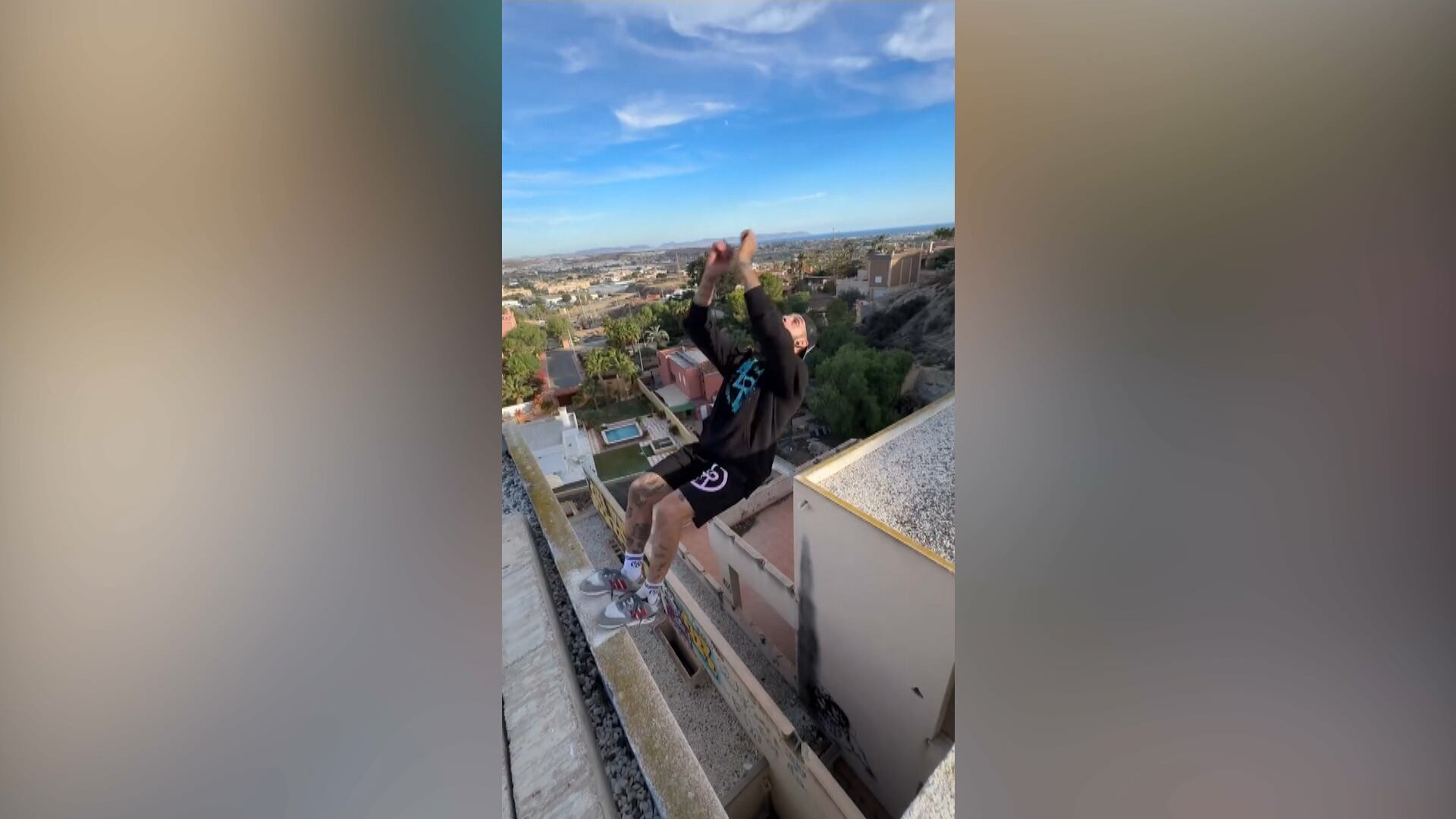 Atleta de parkour faz salto arriscado entre prédios