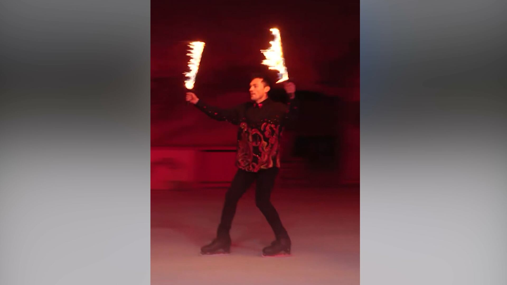 Atleta impressiona com apresentações e manobras no gelo