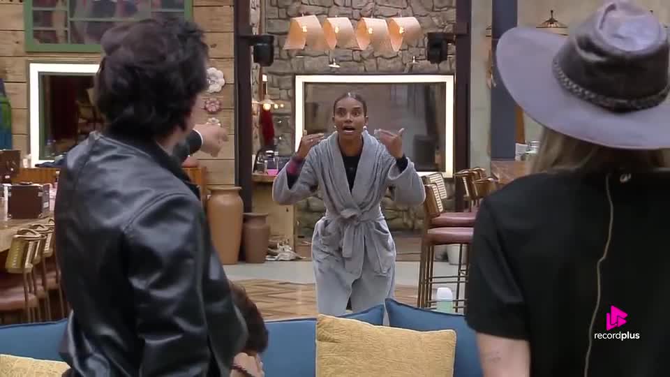 Carol Lekker é expulsa em A Fazenda 17