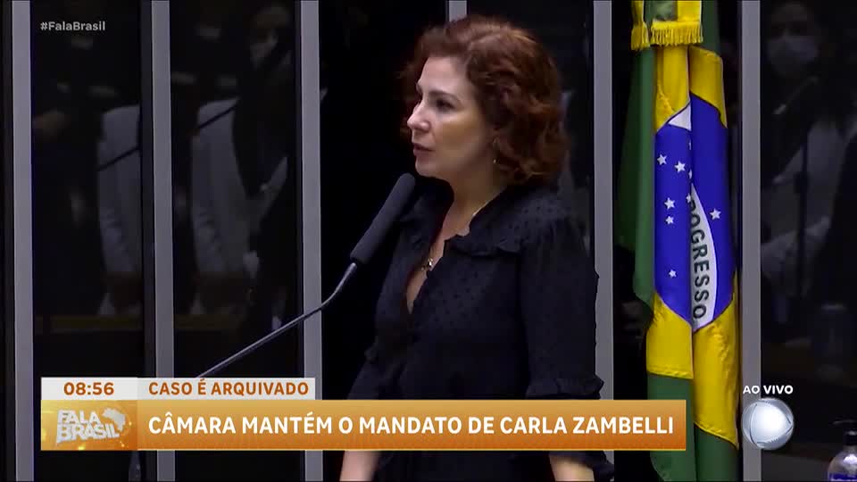 Câmara mantém mandato de Carla Zambelli e arquiva cassação