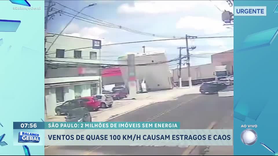 Vendaval em São Paulo leva teto de posto e provoca destelhamento de casas