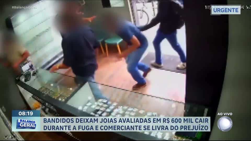 Bandidos roubam R$ 600 mil em joias, mas deixam produtos cair na fuga