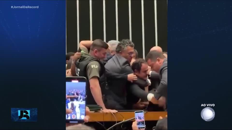 Câmara suspende mandato do deputado Glauber Braga por seis meses