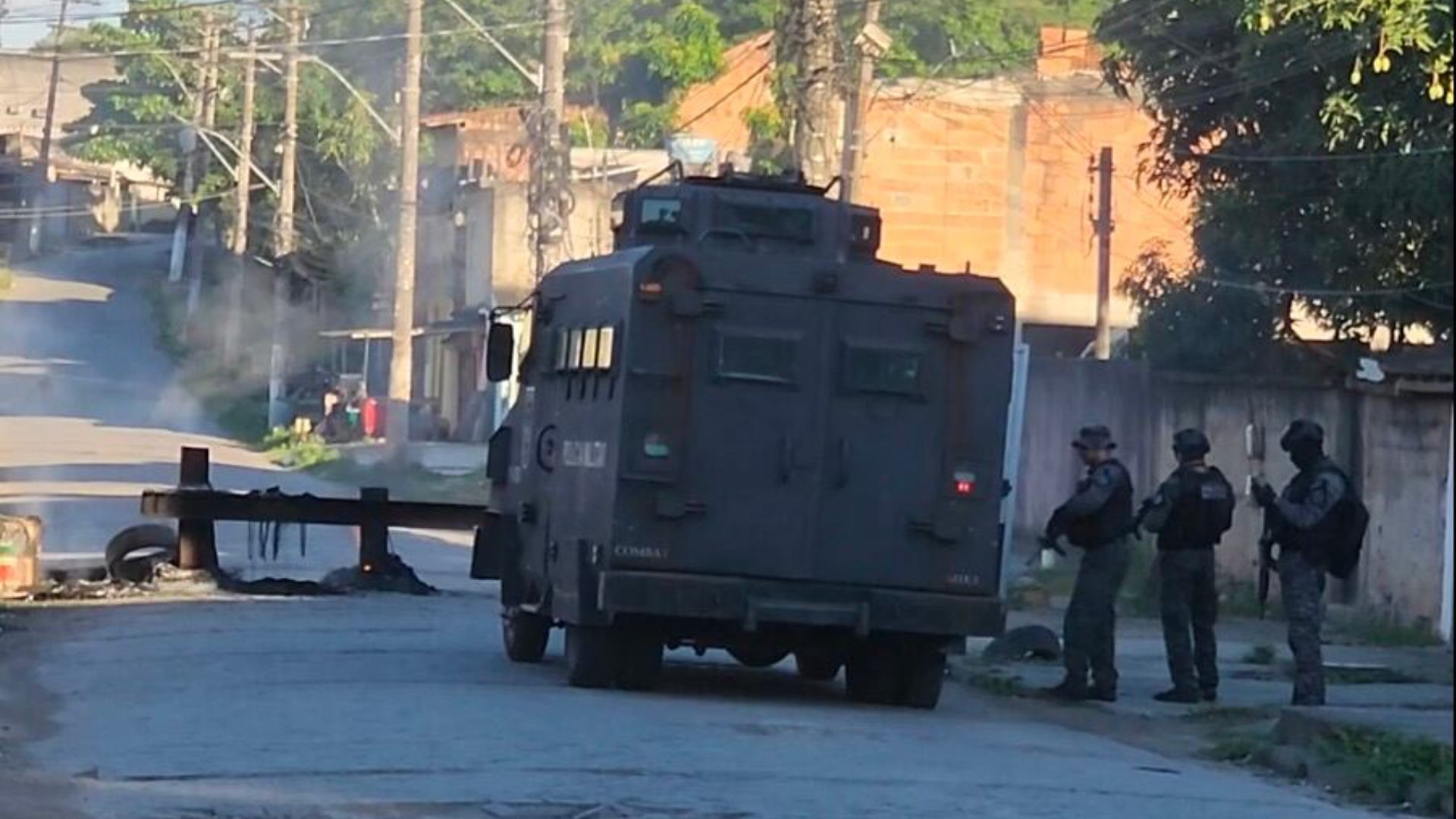 Operação mobiliza mil policiais civis e militares para combater tráfico no Complexo do Salgueiro
