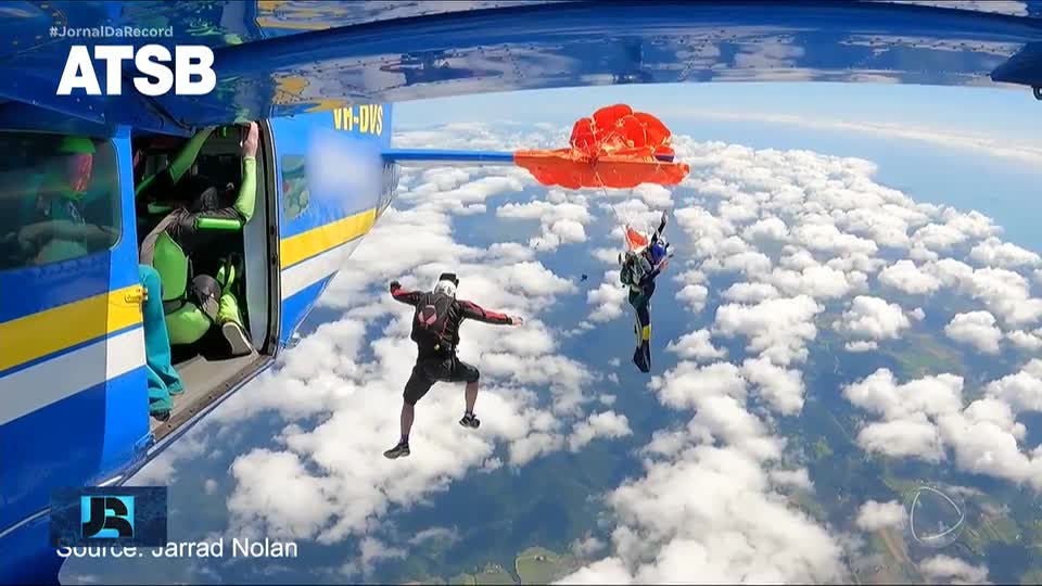Paraquedista fica preso à asa de avião durante salto em grupo na Austrália