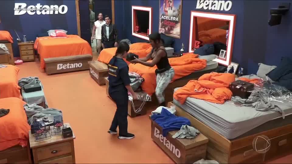 Após confusão na sala, Carol joga pertences de Duda no chão | A Fazenda 17