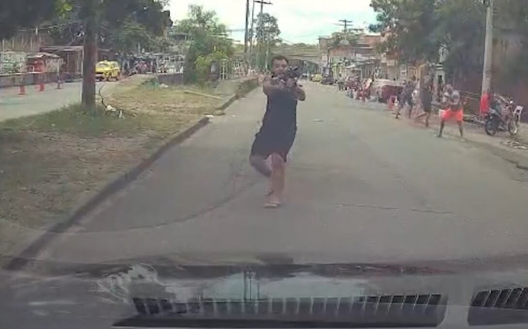 Vídeo flagra criminoso com fuzil disparando para o alto durante fuga no Rio