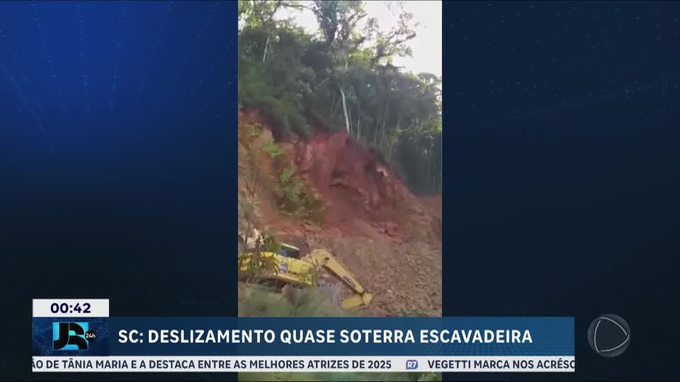 Deslizamento de terra quase atinge escavadeira em SC