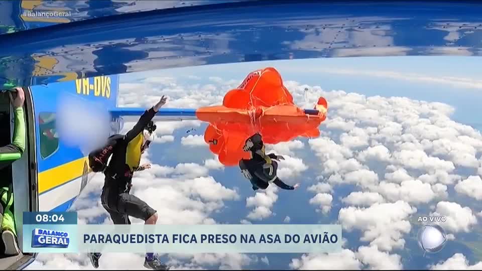 Paraquedista fica preso à asa de avião durante salto na Austrália