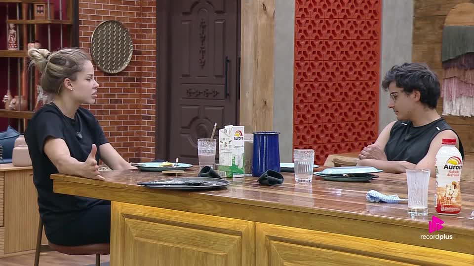 Saory provoca Dudu Camargo e faz ironias sobre suas relações no programa | A Fazenda 17