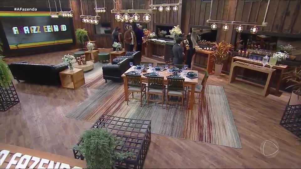 Peões do top 7 curtem jantar de gala | A Fazenda 17