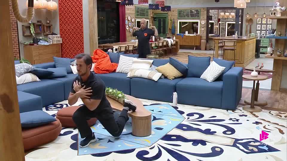 Mesquita dá aula de musculação na sala da Sede | A Fazenda 17