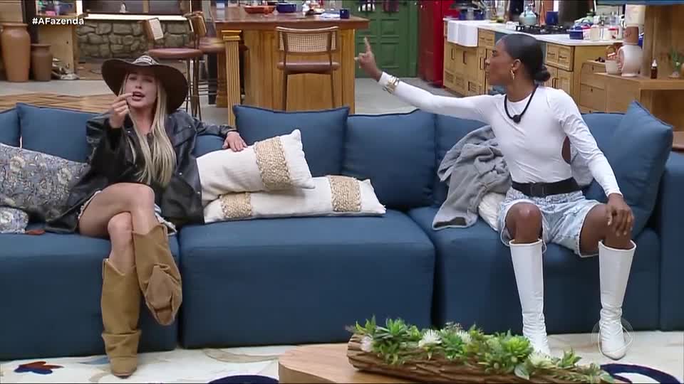 Saory e Kathy discutem por causa da expulsão de Carol | A Fazenda 17