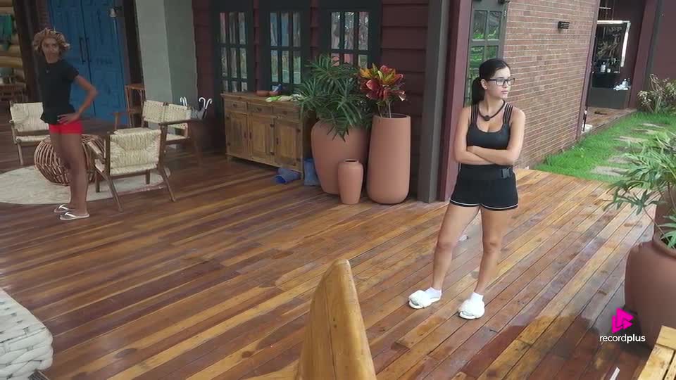 Mesquita distribui buquês, e Duda questiona se Dudu e Saory também ganharão flores | A Fazenda 17