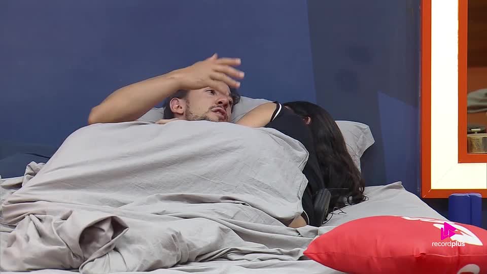 Mesquita tira satisfação com Duda após assistir 'beijão' entre ela e Matheus | A Fazenda 17