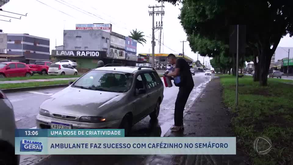 Vendedor ambulante de café faz sucesso no semáforo em Ceilândia (DF)