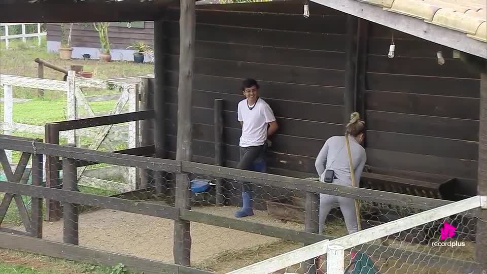 Saory ensina Dudu a limpar área das ovelhas e alfineta: ‘Dando uma de Tàmires’ | A Fazenda 17