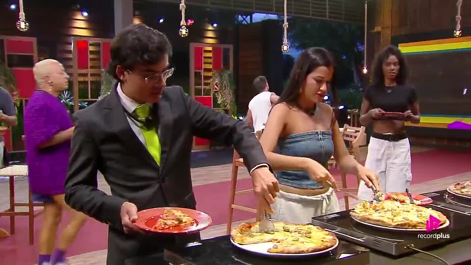 Após visita de Boninho, peões ganham pizzada em A Fazenda 17