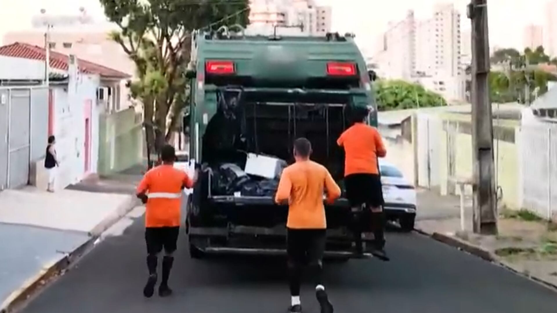 Estudante concilia faculdade de medicina com emprego de coletor de lixo no interior de São Paulo