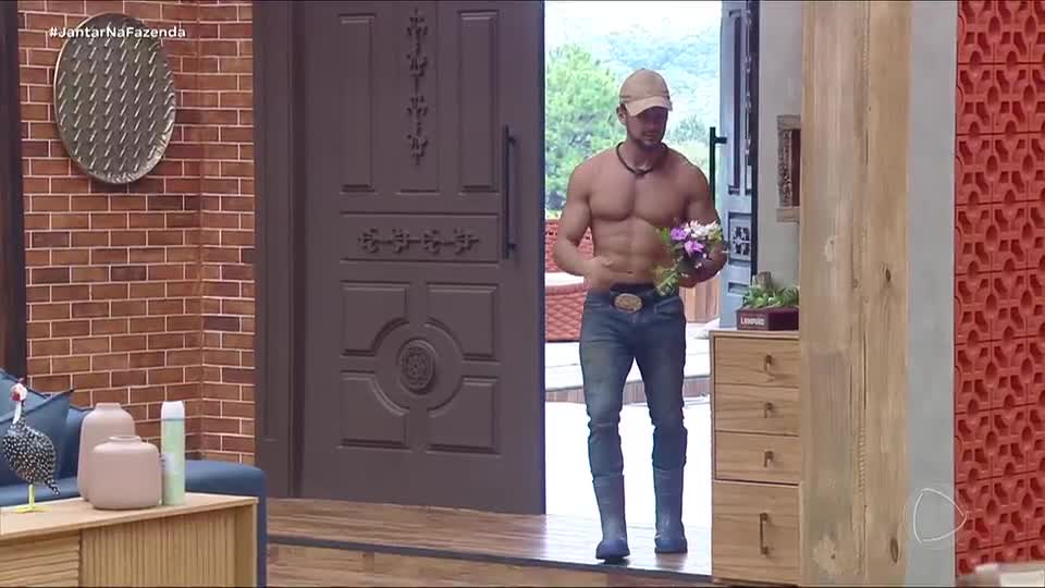 Walério recebe buquê de flores de Luiz Mesquita: 'Fiz um especial para você' | A Fazenda 17