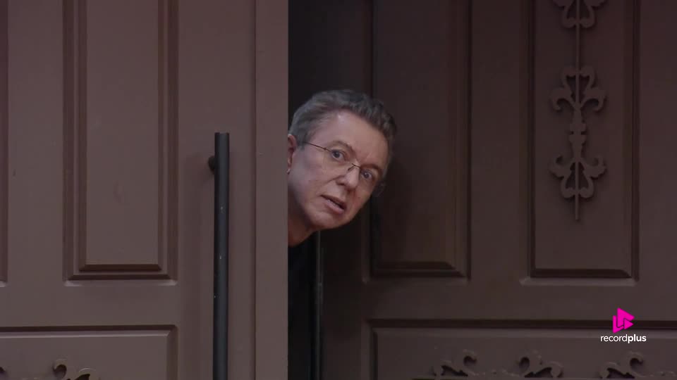 É real! Boninho invade A Fazenda 17 e surpreende peões