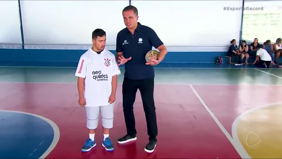 Jovem tem a vida transformada por escolinha de futsal do Corinthians e por aulas de dança na Abads