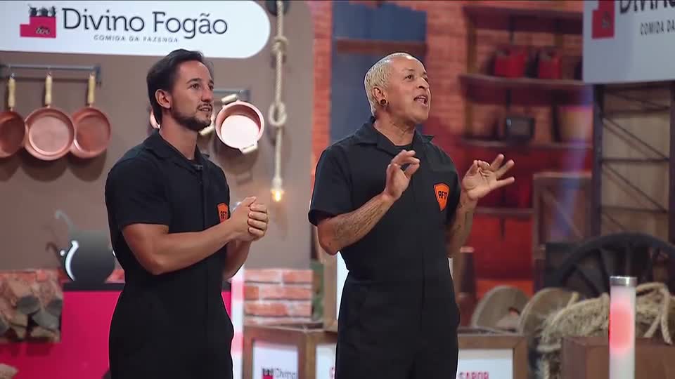 Luiz Mesquita dá comandos a Walério Araújo durante a prova final de A Fazenda 17