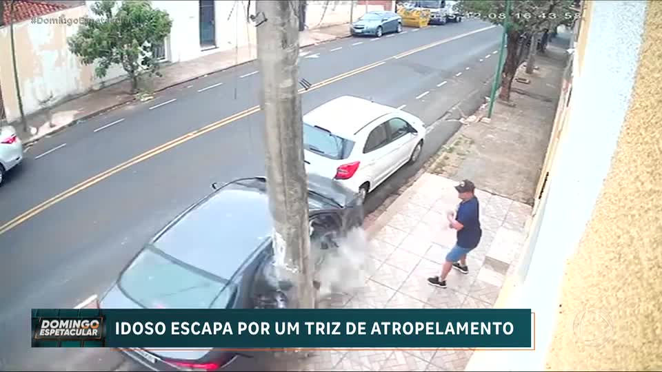 Carro desgovernado atinge poste e quase atropela aposentado em Birigui (SP)