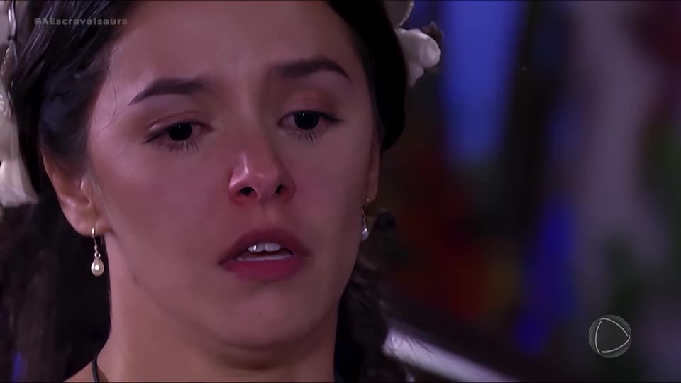 Isaura revela que é escrava após ameaça de caçadores em baile | A Escrava Isaura