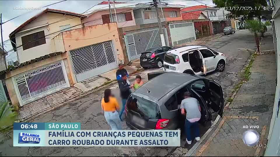 Família com crianças pequenas tem carro roubado durante assalto