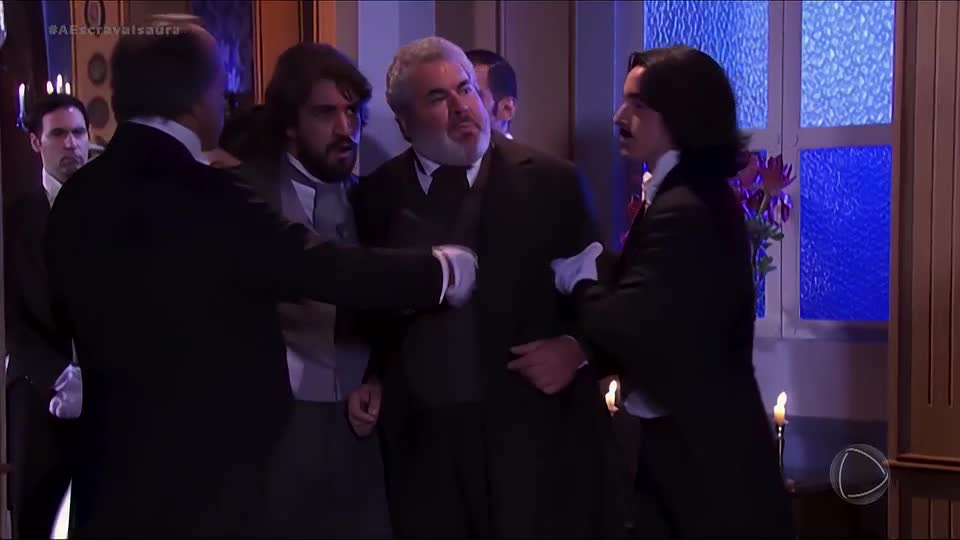 Álvaro expulsa caçadores de escravos de baile com a ajuda de Geraldo | A Escrava Isaura