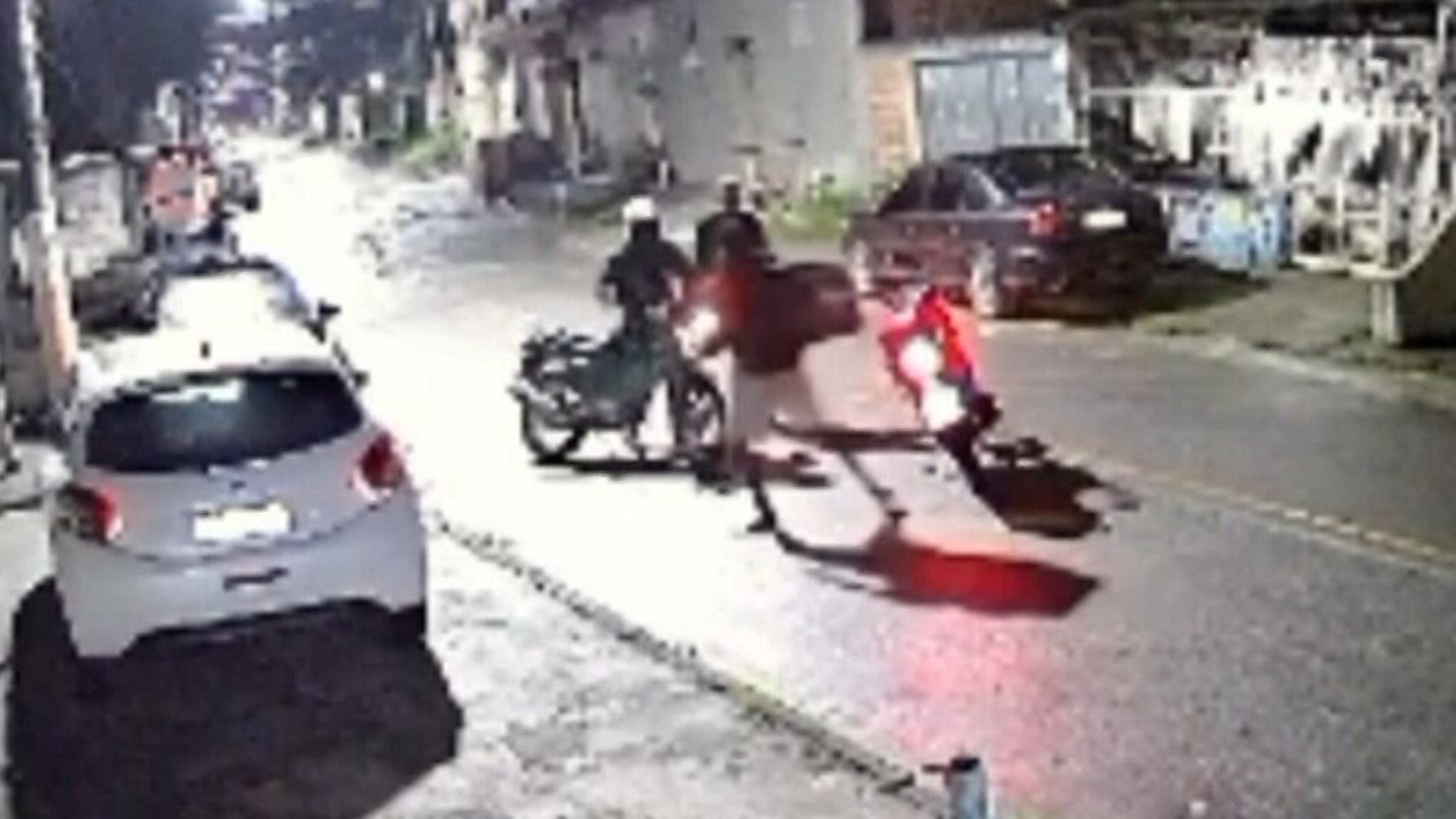 VÍDEO: motoboy é agredido ao proteger enteado e tentar impedir assalto no RJ