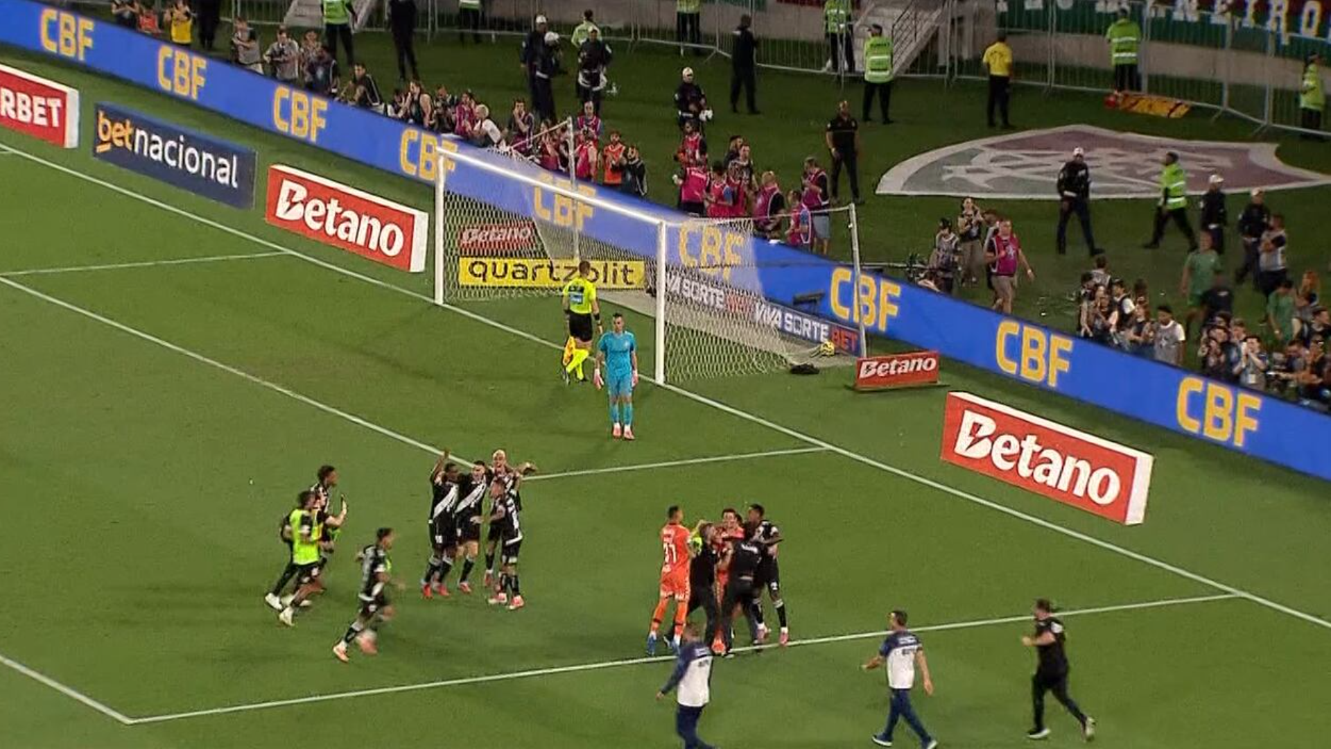 Vasco vence Fluminense nos pênaltis e avança para final da Copa do Brasil