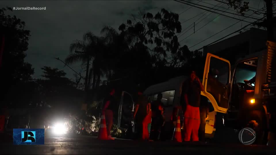 Mais de 92 mil imóveis continuam sem energia elétrica cinco dias após vendaval em SP