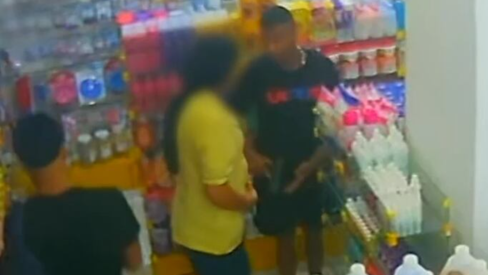 VÍDEO: Bandidos assaltam farmácia na Taquara, zona sudoeste do Rio