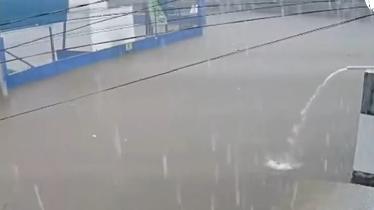 Vídeos mostram alagamentos em Itaquera e no centro de São Paulo após chuvas desta terça (16)