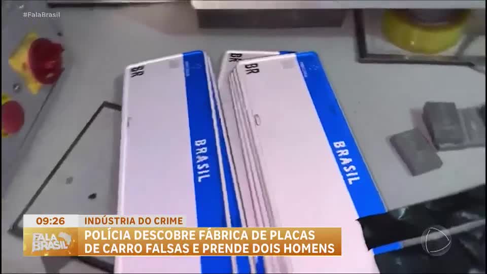 Polícia descobre fábrica de placas falsas de veículos e prende dois homens no litoral paulista